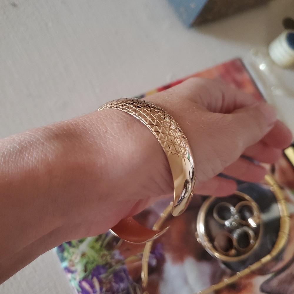 585 Gold Bangle - Picture 3 of 10